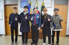 해운대경찰서, 투신 시도 여성 구한 고교생 4명 표창