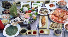 강릉 주문진 맛집 아라궁, 푸른 바다 전망과 신선한 자연산 활어회 제공