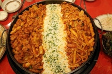 강릉 경포대 오죽헌 맛집 솔올통나무집닭갈비, 특제 양념소스 곁들인 치즈닭갈비 제공
