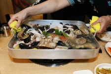 부산 해운대 맛집다 퍼주는 집, 싱싱한 천연 재료만을 사용한 조개찜 제공