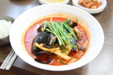 강릉 맛집 김우정 초당 짬뽕순두부, 초당두부 활용한 다채로운 메뉴 제공
