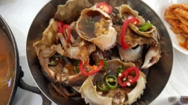 여수 맛집 게장전문 거북이 식당 속 가득 찬 꽃게 요리 제공