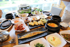 경주 떡갈비 맛집 늘봄, 전통적인 방식으로 조리한 다양한 쌈밥 제공