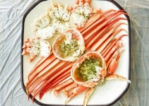 속초 동명항 맛집 청정대게, 여행객 입맛 사로잡은 제철 대게와 신선한 해산물 제공