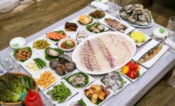 여수 돌산대교 맛집 용궁횟집 신선한 횟감과 얼큰하고 깊은 맛의 매운탕 제공
