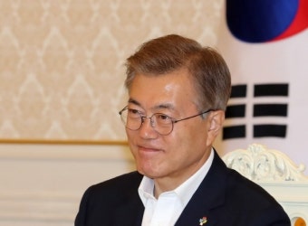 문재인 대통령, '이니 하고싶은거 해' 외치는 국민믿고 간다