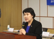 [공감신문 포토] 청소년 정책 간담회서 축사하는 정춘숙 의원