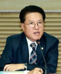 홍종학 중기부장관 후보자, 자질 논란으로 여야 팽팽한 대립