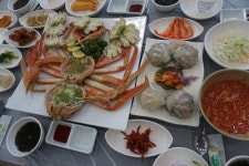속초 대게 맛집 팔도게찜, 푸짐한 스끼다시와 싱싱하고 맛있는 게찜 제공