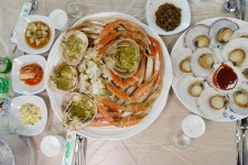 합리적 가격으로 즐기는 속초 맛집 홍게대게타운
