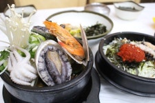 강원도 속초 맛집 해녀마을, 각종 해산물 가득한 속초전복해물뚝배기 메뉴 눈길