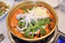 충주 시내 맛집 숲속장수촌, 낙지·홍합까지 담은 닭해물탕 선보여