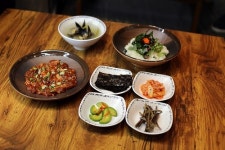 (주)삼필사 자갈치식당, 봄맞이 신메뉴 꽃게장비빔밥 선보인다