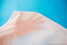 [생활정보] 옷에 묻은 얼룩, 베이킹소다·식초·주방세제만 있으면 끝?…만능물티슈·소독젤 만들기