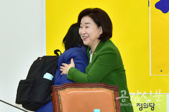 [공감신문] 정치하는 엄마들 참석자들과 인사하는 심상정
