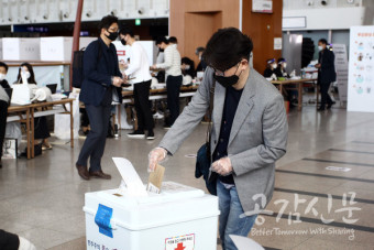 [현장공감] 분주한 서울역 재보궐선거 사전투표소