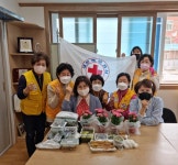 가산면자율방범대, 약목면 나누리 적십자 봉사단체 어버이날 맞아 꽃바구니와 물품 전달