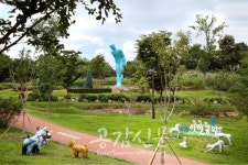 대구 서구, 유영호의 「그리팅 맨-인사하는 사람」이라는 공공미술 품을 서구 이현공원에 설치 완료