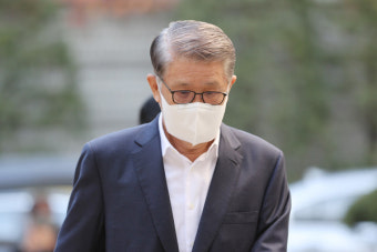 최신원 SK네트웍스 회장 사임...횡령과 배임 혐의로 구속 재판중