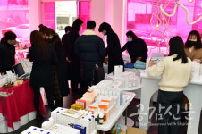 봄트레이딩, 내외경제TV와 연말 자선 바자회 열어