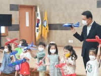 그림책 읽어주는 임태희 교육감 당선인…수원 큰나래유치원 방문