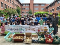 서울녹천초, 지구를 살리는 친환경 감자 176㎏ 수확…경로당에 전달