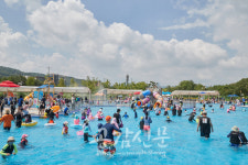 아산시, 신정호 야외 물놀이장 개장…3년 만에 운영 재개 첫날 인파 몰려