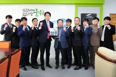 군위청년회의소, 김진열 군위군수에게 감사패 전달