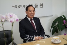 하윤수 부산교육감, 어려운 이웃 후원금 전달 및 사회복지시설 직원 격려