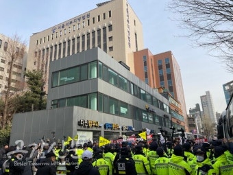 [포토] 尹 대통령 구속영장심사에 서부지법 에워싼 지지자들