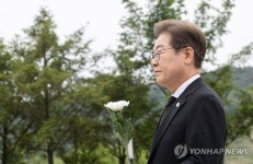 이재명, 문재인 전 대통령과의 김해 회동…대선 결집 위한 주요 메시지 공유