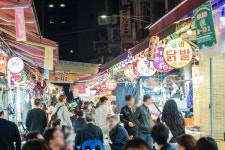 서울 강동구 밤을 밝히는 야시장 축제… 전통시장 특별 이벤트에 주목