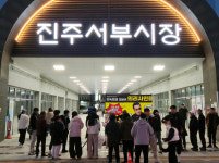 청년감자탕순대국 진주서부시장점, 개점 기념 김보성 팬사인회 진행