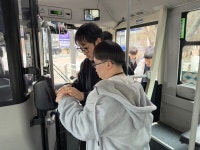 홀트주간보호센터, 발달장애인 대상 버스 이용 체험 프로그램 운영