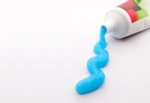 다 쓴 치약 버리지 마세요 / 묵은 때 없애는 만능치약