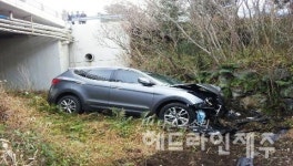 차량 다리 밑 추락사고...제주관광 일가족 4명 중경상