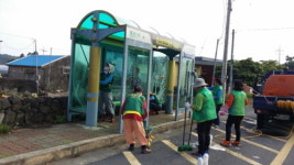 표선면-토산1리부녀회, 버스승차대 대청소