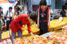 박근혜 대통령, 제주 동문시장 방문 상인들 격려