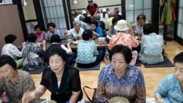 중앙동 산고을 오리, 지역노인에 점심식사 대접