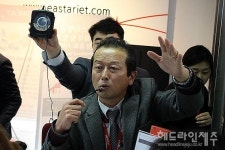 제주공항 수만명 인파 대혼잡...탑승수속 전쟁터 방불