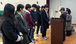 천일장학회, 효돈중 졸업생 8명에 장학금 전달