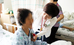 한국병원 간호부, 어버이날 카네이션 달아드리기 행사
