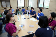 동물보호센터 찾은 원희룡 지사 유기동물 줄이기 적극 홍보할것