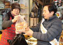 동문시장 찾은 원희룡 지사 설 명절, 전통시장 이용합시다