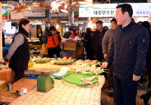 신관홍 의장, 설명절 전통시장 민생탐방...김영란법 피해 최소화 노력
