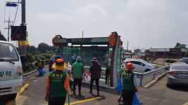 토산1리 부녀회, 버스승차대 및 불법광고물 정비 실시