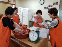 제주여성자원활동센터, 홀로사는 노인에 김치 전달
