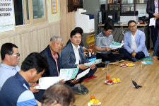 구좌읍 찾은 원희룡 지사...해안도로 주차대책 등 논의