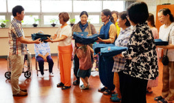 한복 동아리 모다드렁, 동광효도마을에 천연염색 조끼 전달