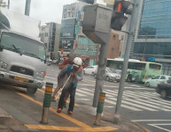 몸 불편 노인 업고 횡단보도 건넌 집배원 선행 화제